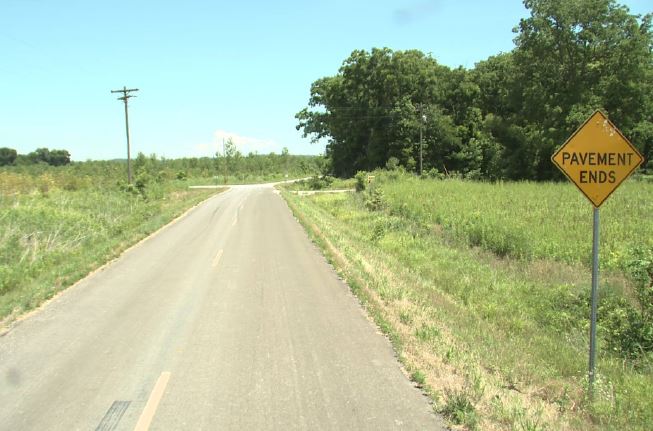 Missing pavement ends road sign location in Lincoln County Missouri where motorcycle accident occurred